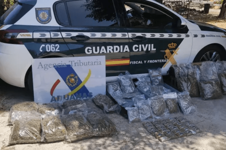 Operación de la Guardia Civil en Sevilla contra el tráfico internacional de marihuana y hachís.