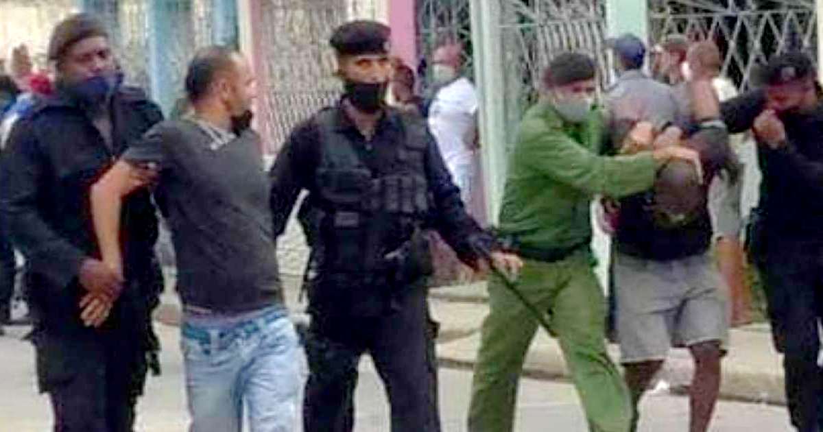 Fuerzas militares cubanas reprimen a manifestantes