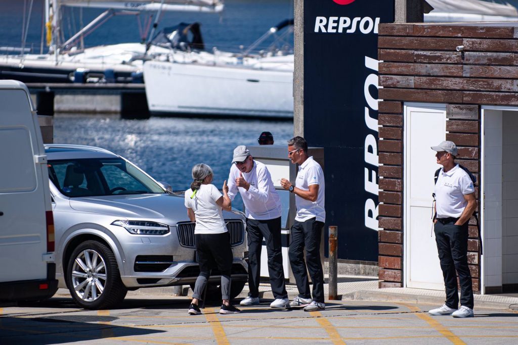 El Rey emérito, Juan Carlos I (c), espera para recoger el premio de las regatas de Sanxenxo