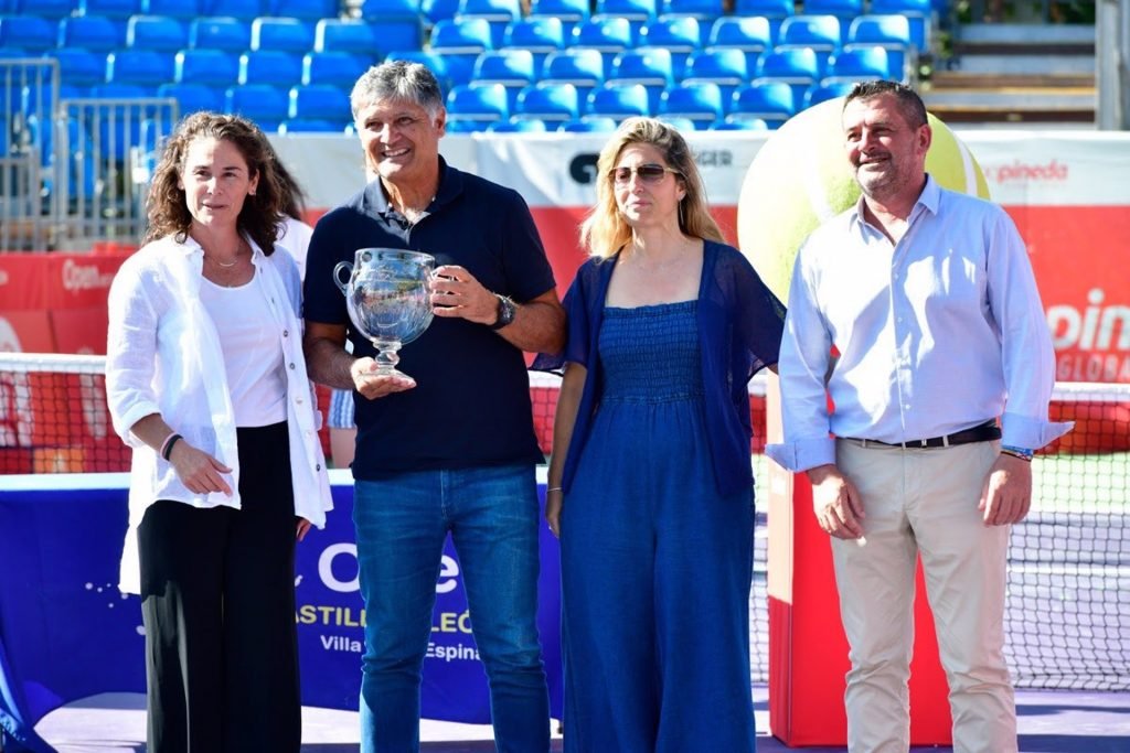 Toni Nadal, trofeo en mano