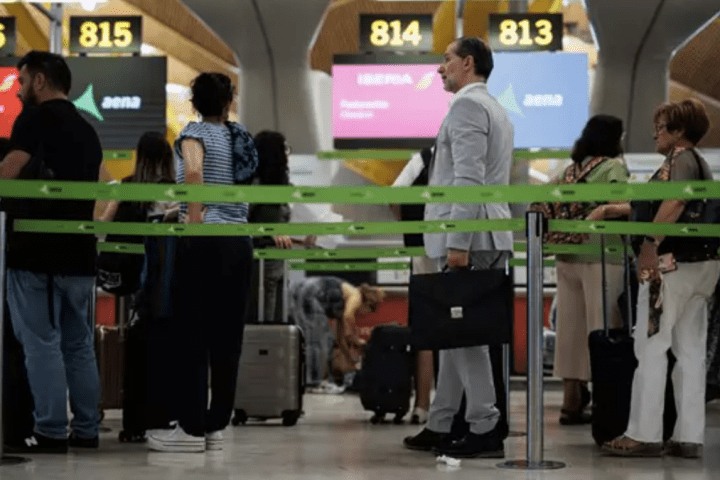 Pasajeros en una fila de Iberia en la Terminal T4 del Aeropuerto Adolfo Suárez-Madrid Barajas