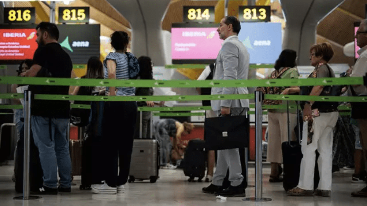 Pasajeros en una fila de Iberia en la Terminal T4 del Aeropuerto Adolfo Suárez-Madrid Barajas
