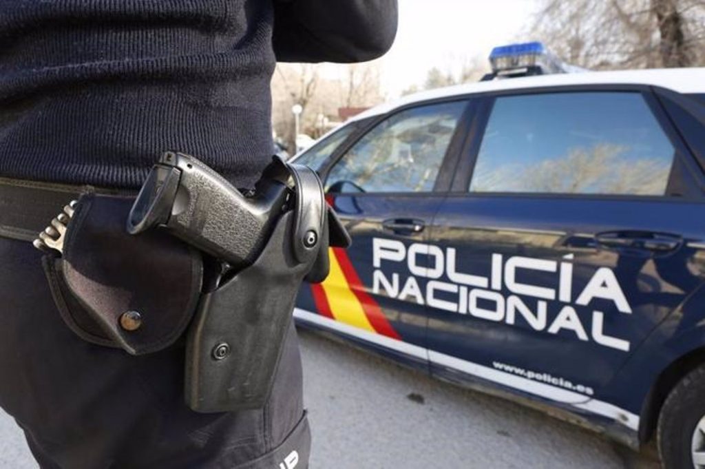 Agente y vehículo de la Policía Nacional