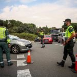 Varios policías paran a los coches para someter a pruebas de control de consumo de drogas y alcohol a los conductores. | Fuente: Europa Press