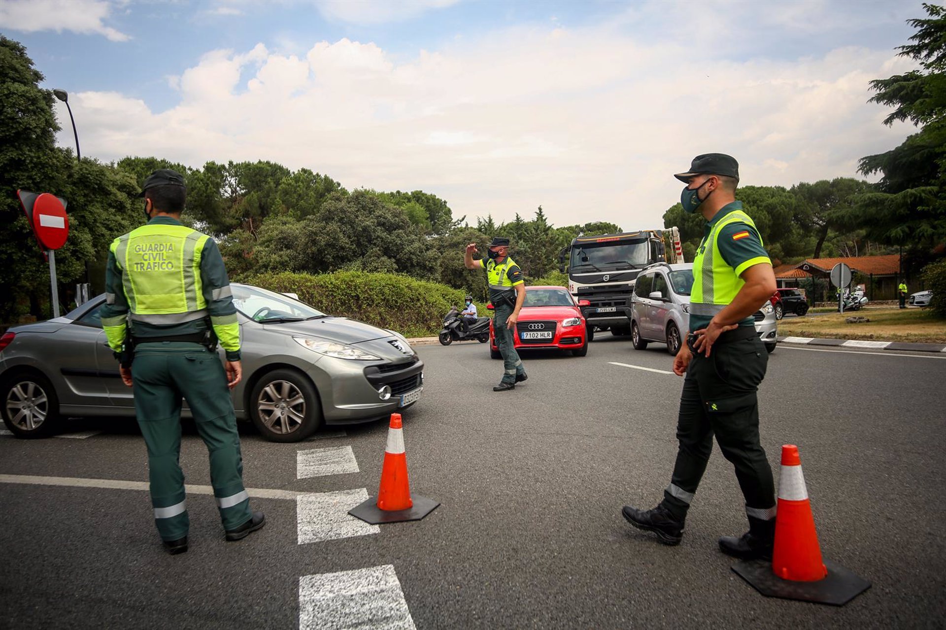 Varios policías paran a los coches para someter a pruebas de control de consumo de drogas y alcohol a los conductores. | Fuente: Europa Press