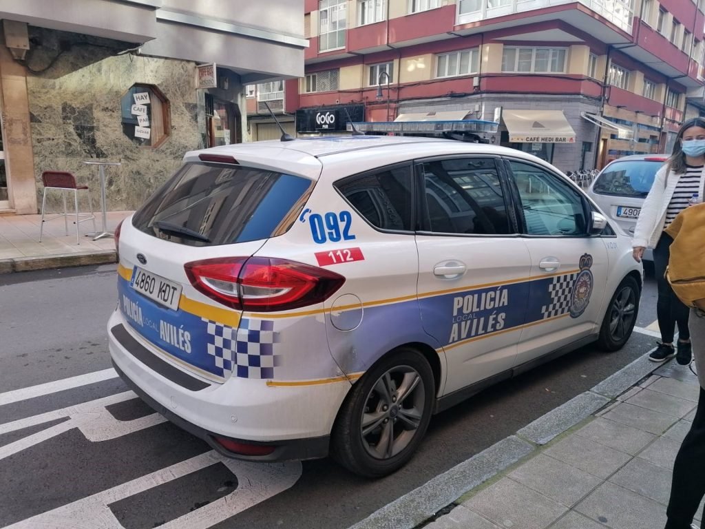 La Policía de Avilés inmoviliza a un conductor de un camión que transportaba ácido sulfúrico, tras dar positivo a un test de drogas.