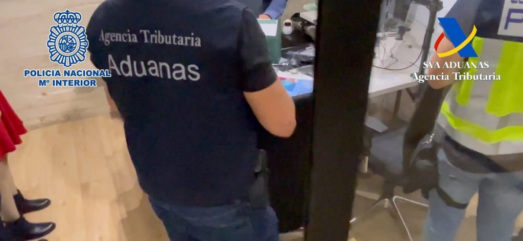 Funcionarios de Vigilancia Aduanera de la Agencia Tributaria y agentes de la Policía Nacional desmantelan una organización criminal dedicada a las estafas mediante el método del 'chiringuito financiero'. ECONOMIA MINISTERIO DE HACIENDA