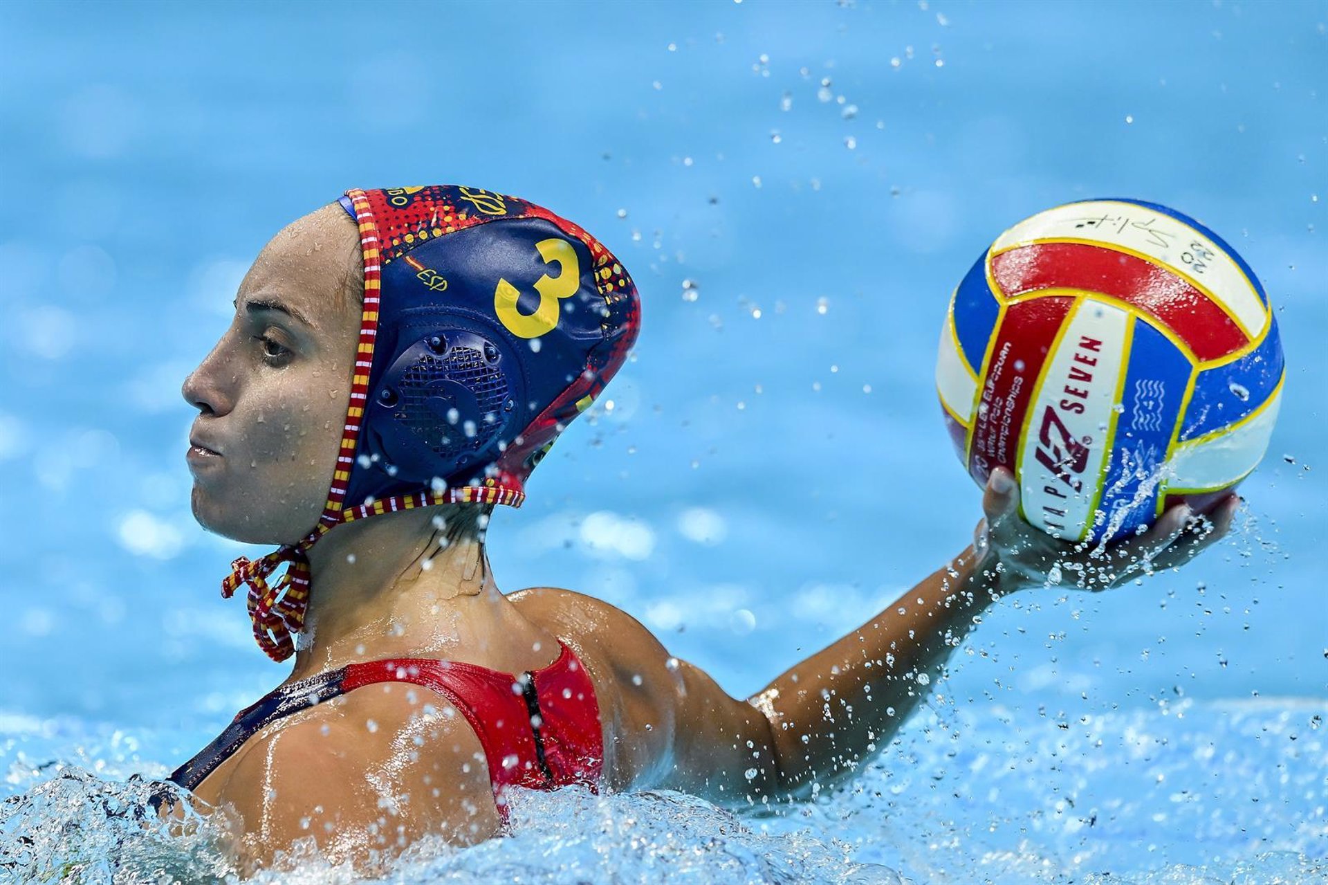 La selección española femenina de waterpolo perdió este domingo por 7-6 ante la de Países Bajos en la primera jornada del Grupo B en el Campeonato del Mundo absoluto.