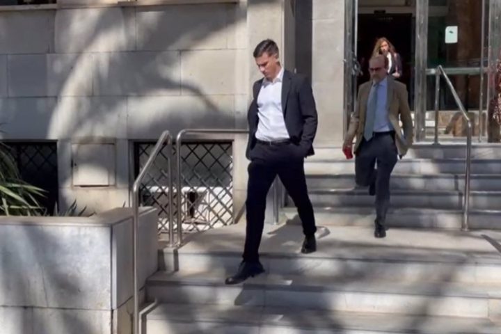 Santi Mina sale de la Audiencia de Almería tras comparecer por sorpresa en persona ante el tribunal