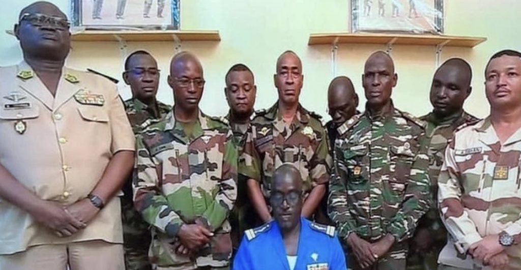 El general Abdou Sidikou Issa y un grupo de militares de la Guardia Presidencial se responsabilizan de la acción y garantizan la protección del presidente y de su familia.