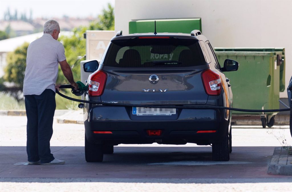 Llenar un depósito de combustible resulta más caro que la semana pasada