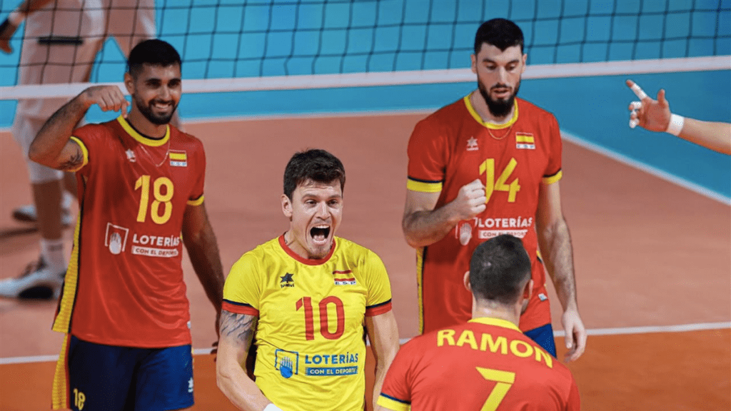 Daniel Ruiz celebra un punto junto a sus compañeros de la selección española