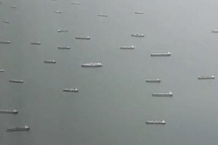 Vista aérea de las naves esperando para cruzar el Canal de Panamá. / Fuente: Portal Portuario