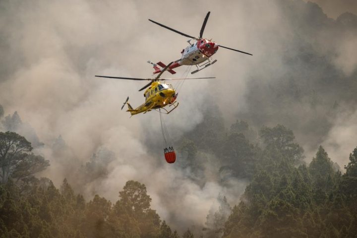 El fuego se intensificó en el norte de Tenerife