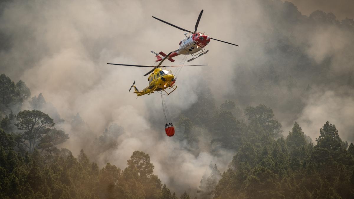 El fuego se intensificó en el norte de Tenerife