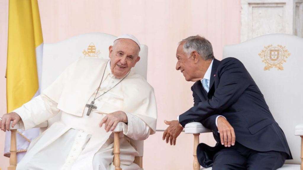 El Papa Franciscoel Presidente de Portugal, Marcelo Rebelo de Sousa se sentaron uno al lado del otro y marcaron la reunión oficial para dar Inicio. JMJ,| Fuente: Lisboa2023