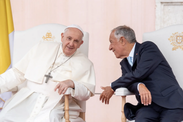 El Papa Franciscoel Presidente de Portugal, Marcelo Rebelo de Sousa se sentaron uno al lado del otro y marcaron la reunión oficial para dar Inicio. JMJ,| Fuente: Lisboa2023