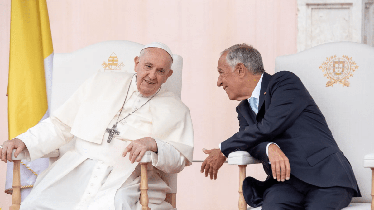 El Papa Franciscoel Presidente de Portugal, Marcelo Rebelo de Sousa se sentaron uno al lado del otro y marcaron la reunión oficial para dar Inicio. JMJ,| Fuente: Lisboa2023