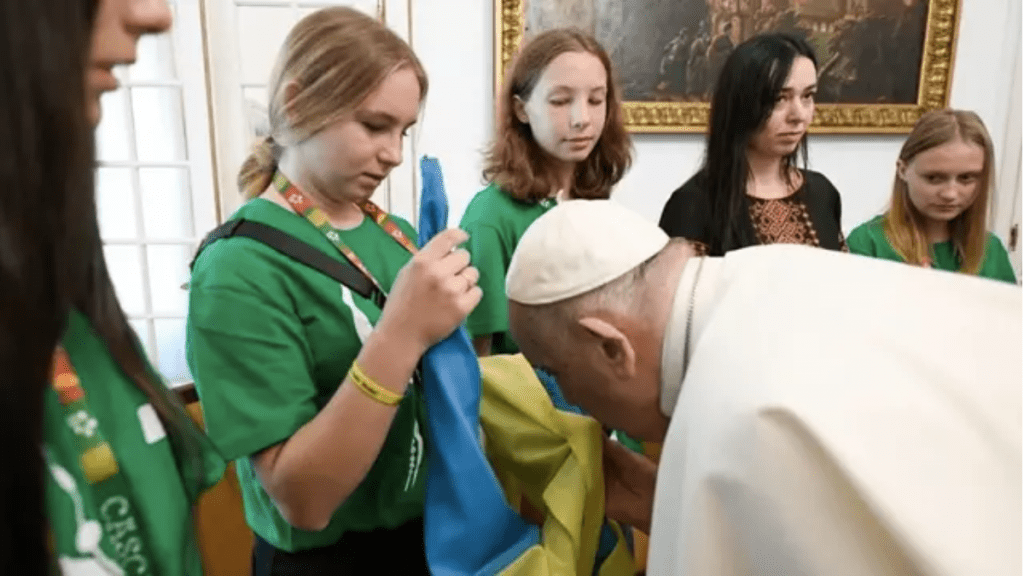 El Papa se reúne con jóvenes ucranianos en la JMJ de Lisboa