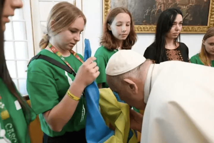 El Papa se reúne con jóvenes ucranianos en la JMJ de Lisboa