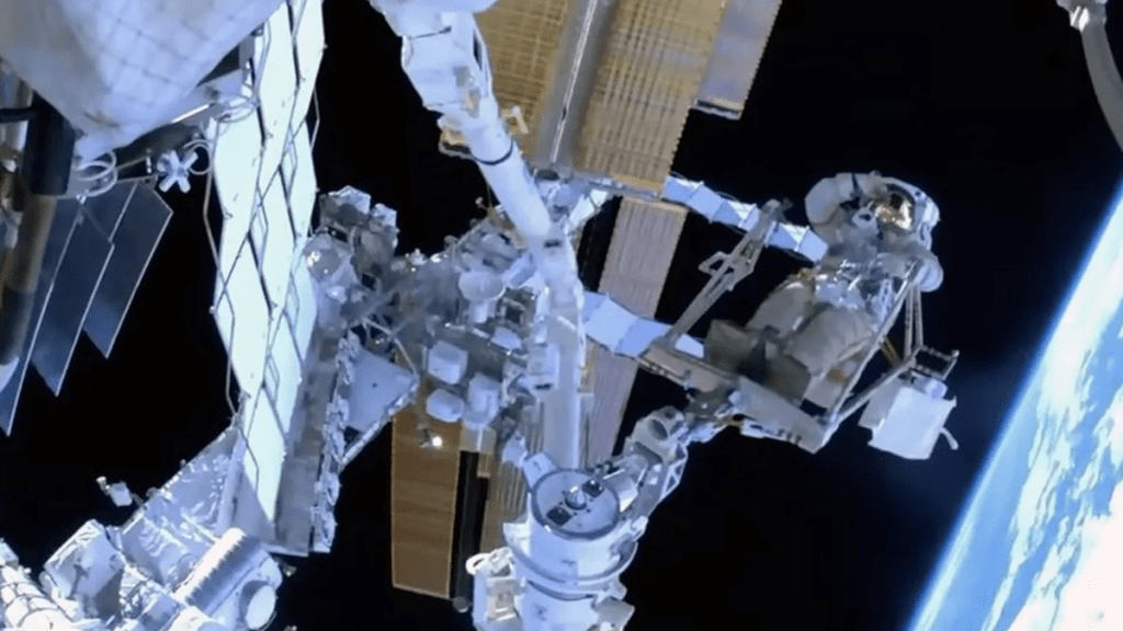 El cosmonauta ruso Sergey Prokopyev haciendo ajustes mientras prueba el brazo robótico europeo de la ISS- NASA TV