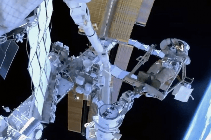 El cosmonauta ruso Sergey Prokopyev haciendo ajustes mientras prueba el brazo robótico europeo de la ISS- NASA TV