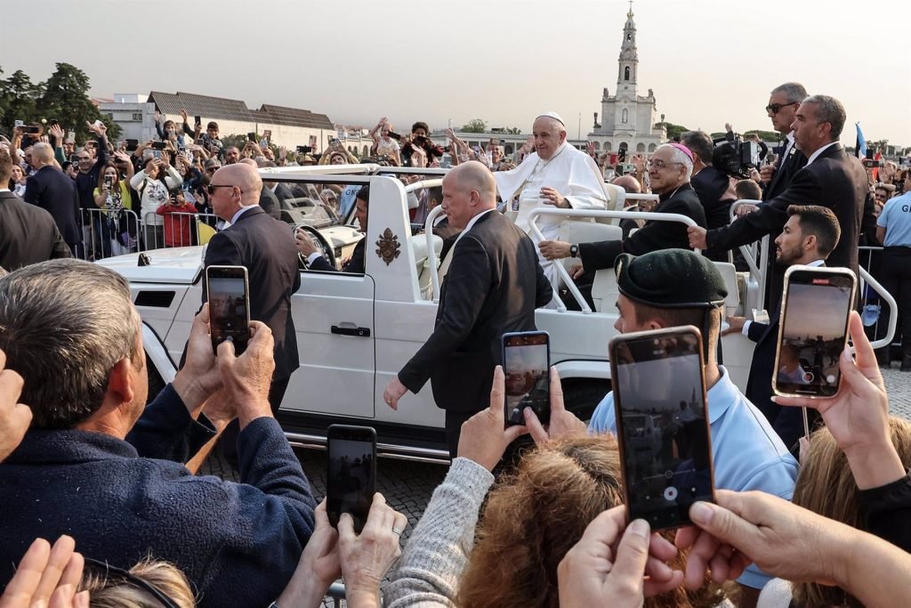 El papa Francisco ha abogado, desde la capilla de las apariciones el Santuario de Fátima, por una Iglesia de "puertas abiertas".