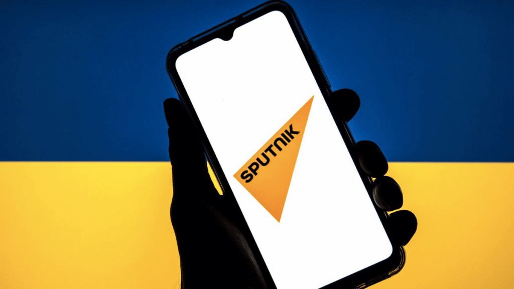 Logo de Sputnik frente a la bandera de Ucrania