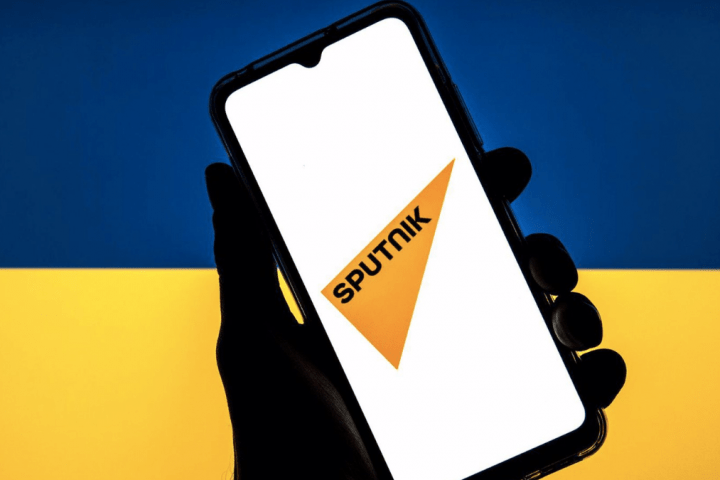 Logo de Sputnik frente a la bandera de Ucrania