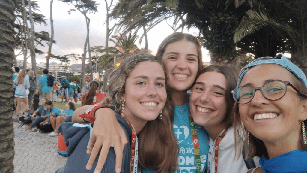 Maria Poole, primera por la derecha, con un grupo de peregrinas, en la JMJ de Lisboa - MARIA POOLE