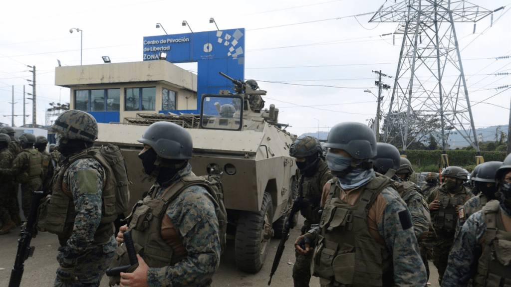 Miembros de la Policía y de las Fuerzas Armadas de Ecuador