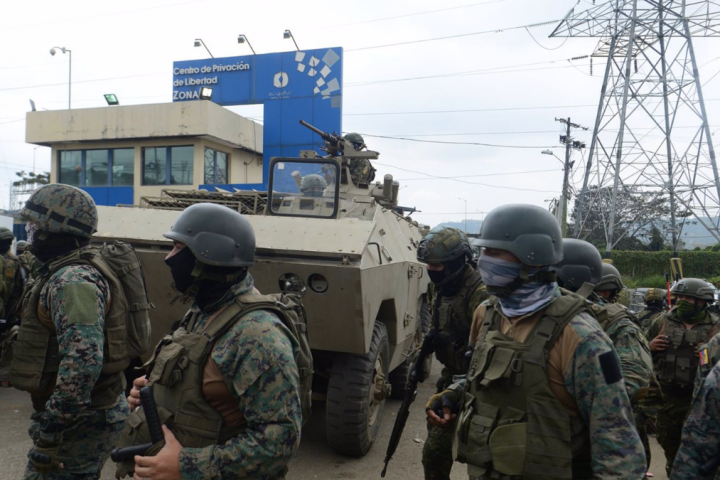 Miembros de la Policía y de las Fuerzas Armadas de Ecuador