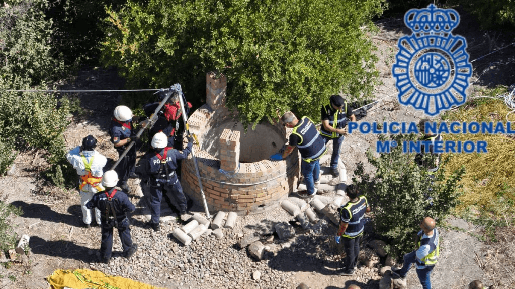 Miembros de la policía durante las labores para recuperar los restos de una mujer