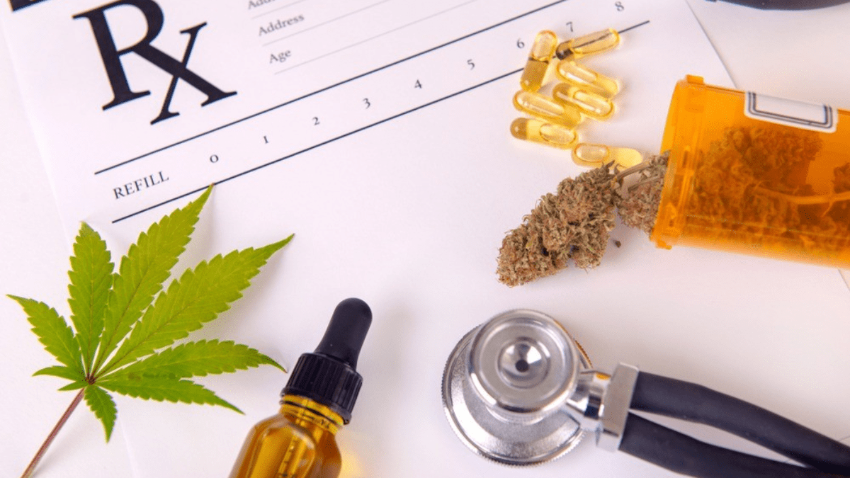 Primer plano de pastillas recetadas con cannabis medicinal y papel recetado