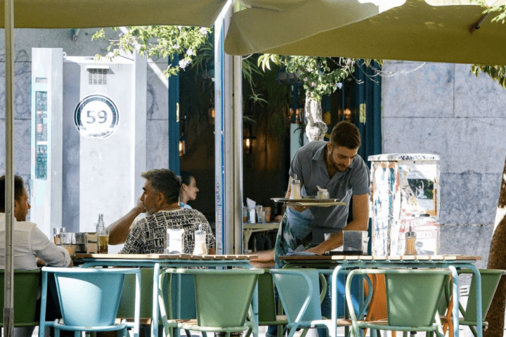 Un camarero trabaja en una terraza de Madrid