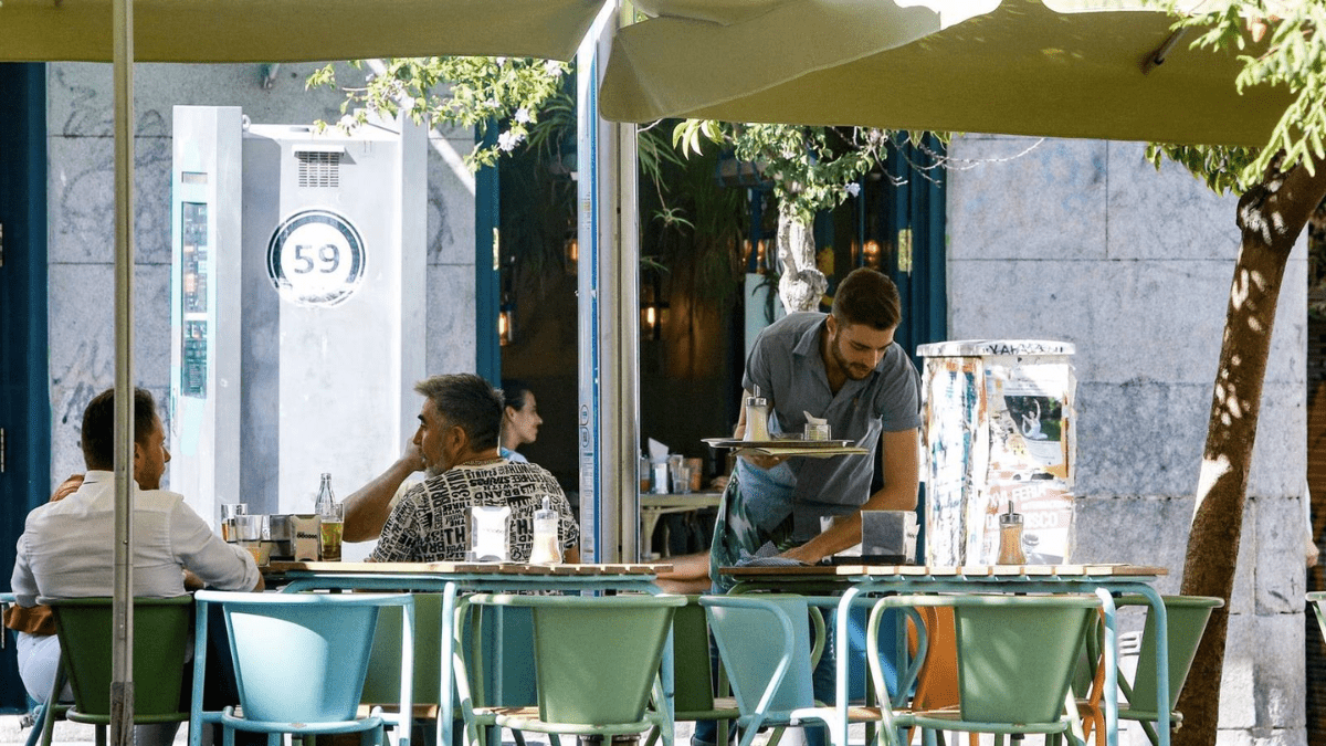 Un camarero trabaja en una terraza de Madrid
