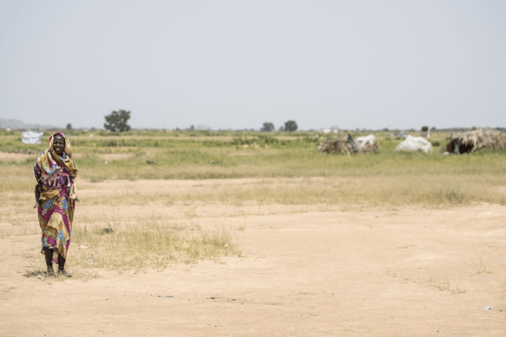 Una desplazada interna en un campamento cerca de Nyala, en la región de Darfur Sur, Sudán