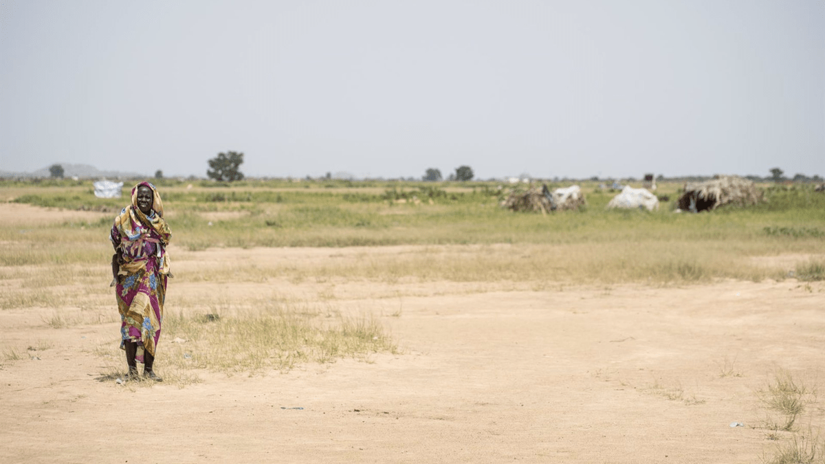 Una desplazada interna en un campamento cerca de Nyala, en la región de Darfur Sur, Sudán