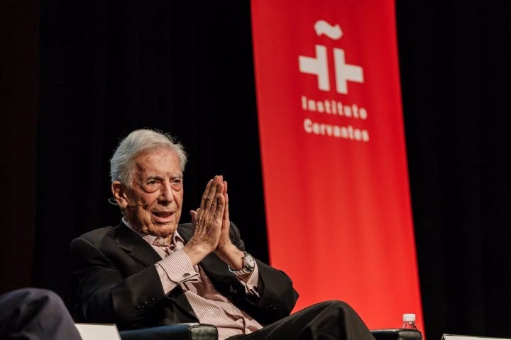 A sus 87 años, Vargas Llosa rehace su matrimonio con Patricia Llosa, tras romper con Isabel Preysler