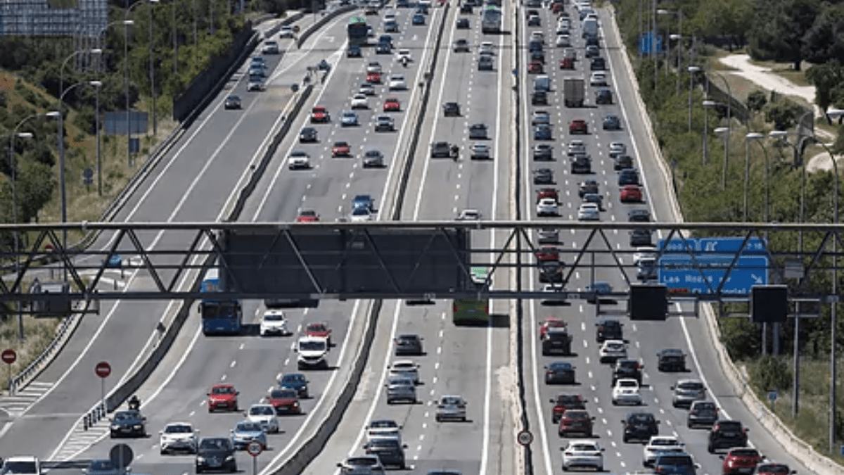 Vehículos circulando por una carretera de Madrid con motivo de una operación salida de vacaciones