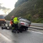 Una mujer de 21 años y un hombre de 50 fallecieron en sendos accidentes de tráfico, en la Autovía de Leizarán (A-15) y en la variante de San Sebastián; ambos en el norte de España.