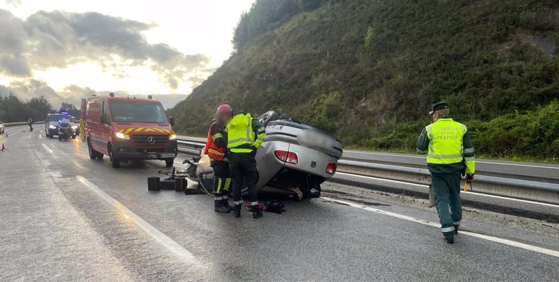 Una mujer de 21 años y un hombre de 50 fallecieron en sendos accidentes de tráfico, en la Autovía de Leizarán (A-15) y en la variante de San Sebastián; ambos en el norte de España.