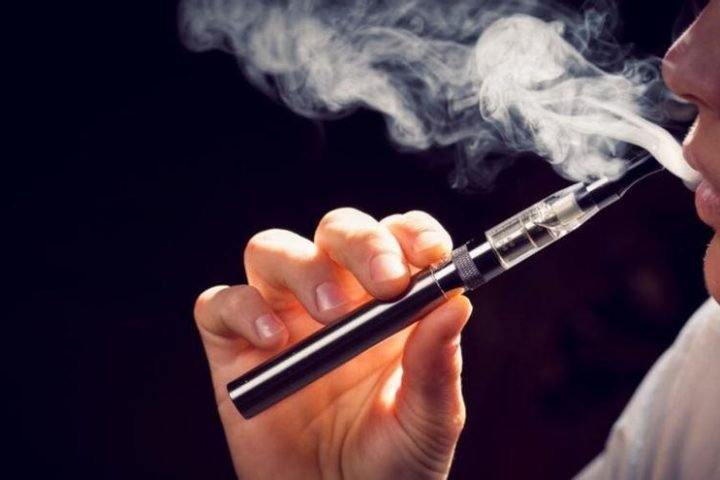 El aerosol del cigarrillo electrónico puede contener nicotina y otras sustancias adictivas que pueden causar enfermedades pulmonares, enfermedades cardiacas y cáncer. / Fuente: Redacción Fuentes Informadas