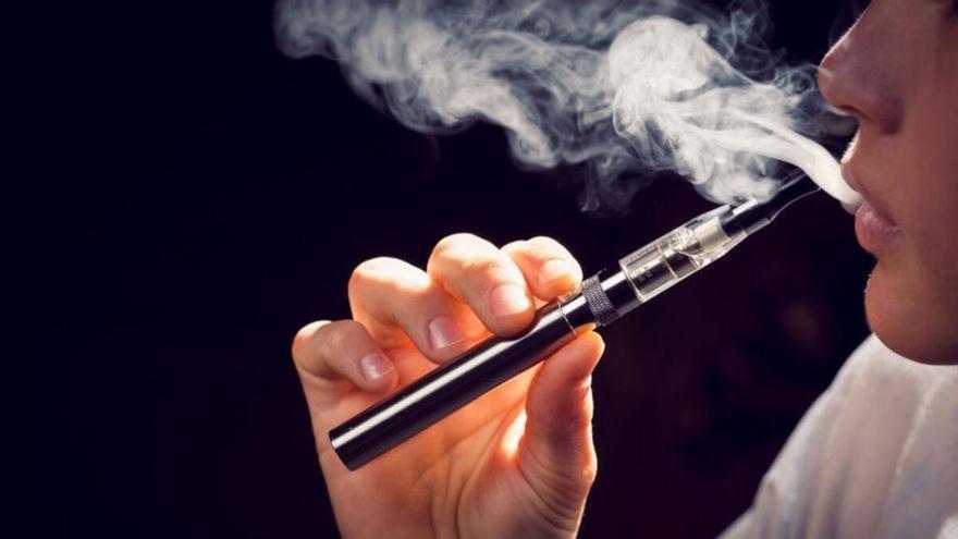 El aerosol del cigarrillo electrónico puede contener nicotina y otras sustancias adictivas que pueden causar enfermedades pulmonares, enfermedades cardiacas y cáncer. / Fuente: Redacción Fuentes Informadas