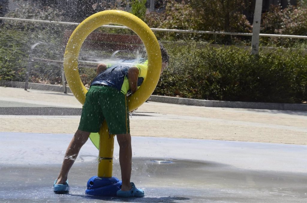 Las altas temperaturas pondrán este miércoles en riesgo extremo a casi toda España, con máximas que alcanzarán los 44 grados.