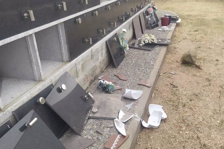 Abren unas diez lápidas en el cementerio de Arbúcies (Girona) y tiran restos de urnas al suelo, informaron autoridades del Ayuntamiento.