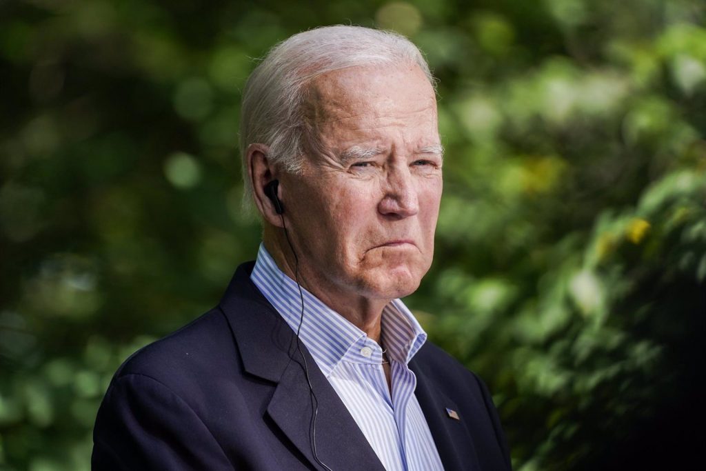 El presidente de los Estados Unidos, Joe Biden, escuchando una conferencia de prensa. / Europa Press