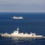 El destructor de misiles Huainan (abajo) y el buque de suministros Hoh Xil (arriba) de la 42ª flota de la Armada del Ejército Popular de Liberación de China navegan en el mar, el 3 de febrero de 2023. / Fuente: Europa Press