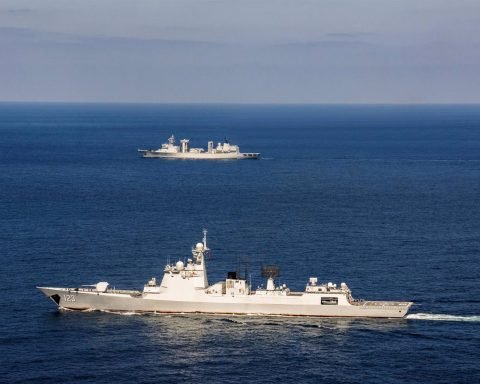 El destructor de misiles Huainan (abajo) y el buque de suministros Hoh Xil (arriba) de la 42ª flota de la Armada del Ejército Popular de Liberación de China navegan en el mar, el 3 de febrero de 2023. / Fuente: Europa Press
