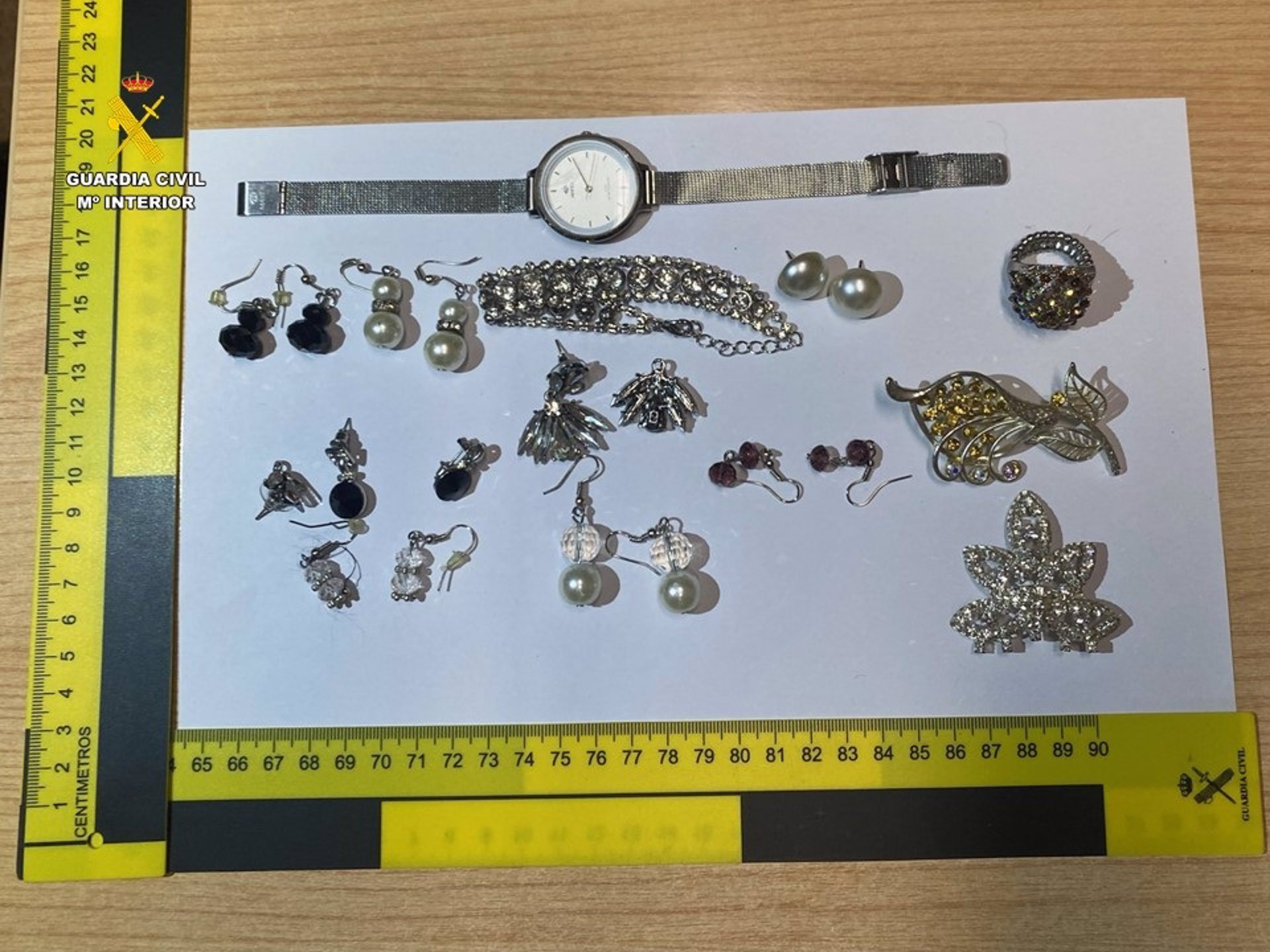 La Guardia Civil ha detenido en Aspe (Alicante) a un hombre por supuestamente haber robado joyas por valor de 1.700 euros.